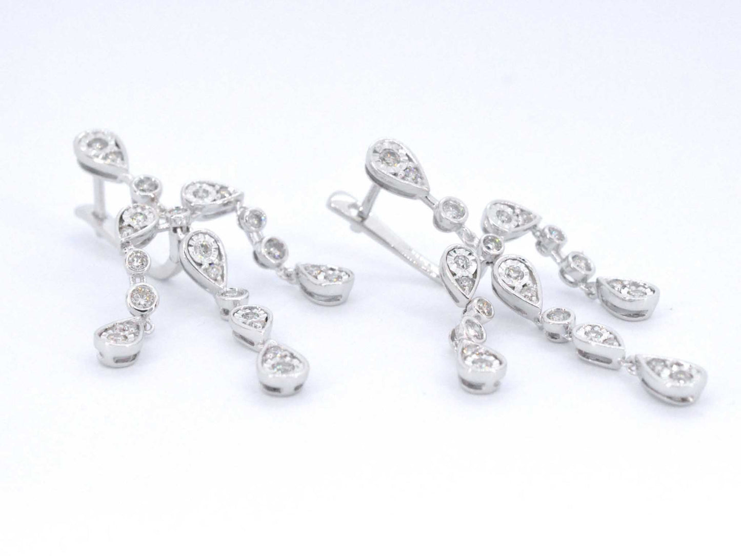 Witgouden oorbellen in bijzonder design met diamanten 2283-3