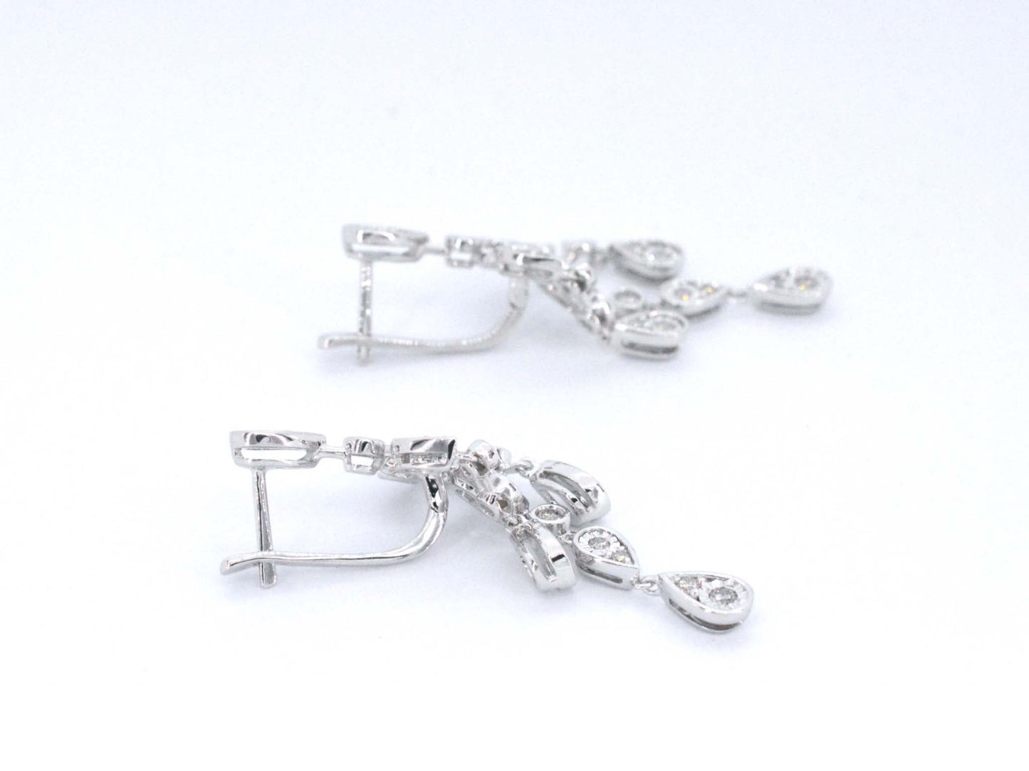 Witgouden oorbellen in bijzonder design met diamanten 2283-4