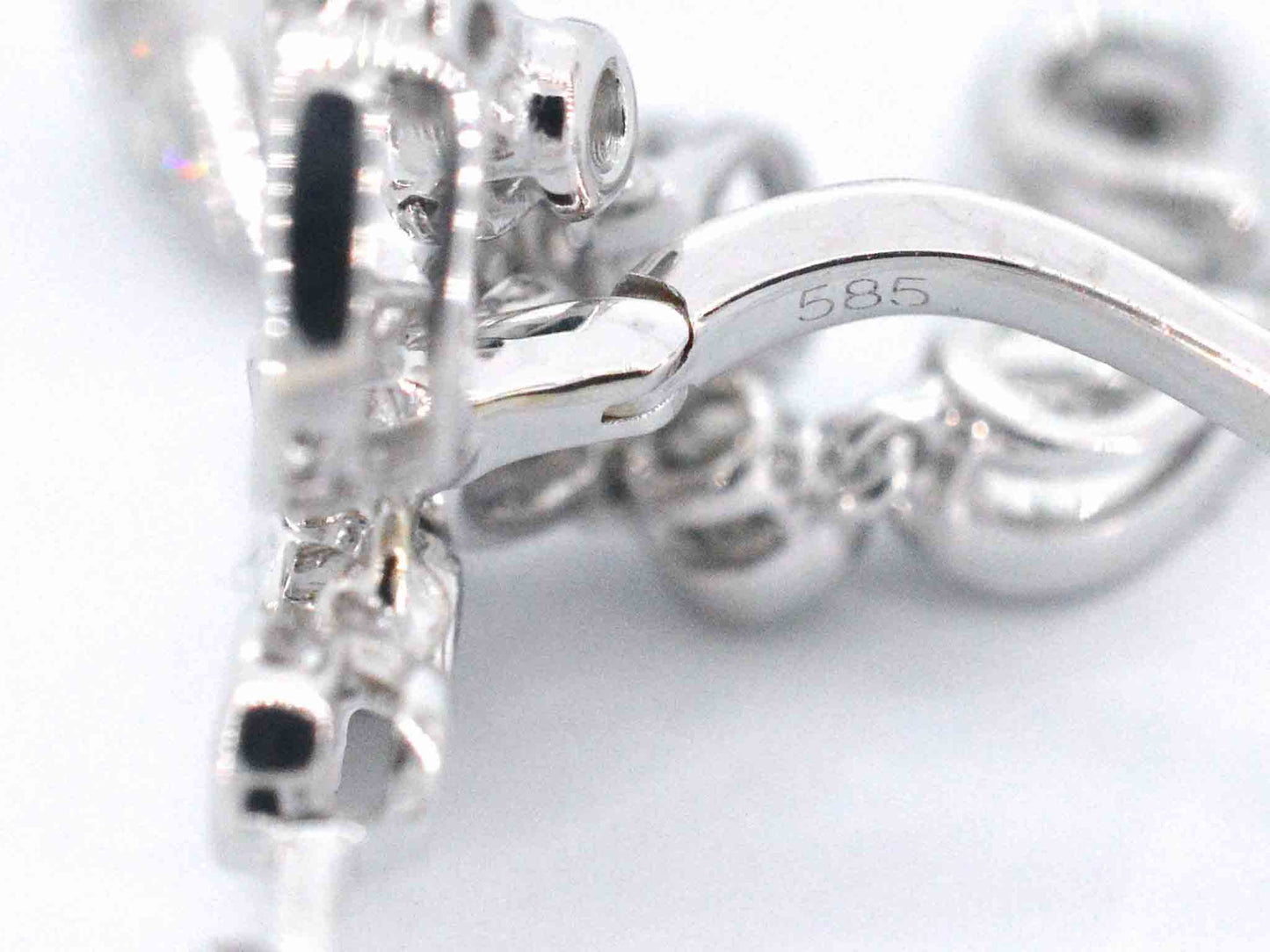 Witgouden oorbellen in bijzonder design met diamanten 2283-5