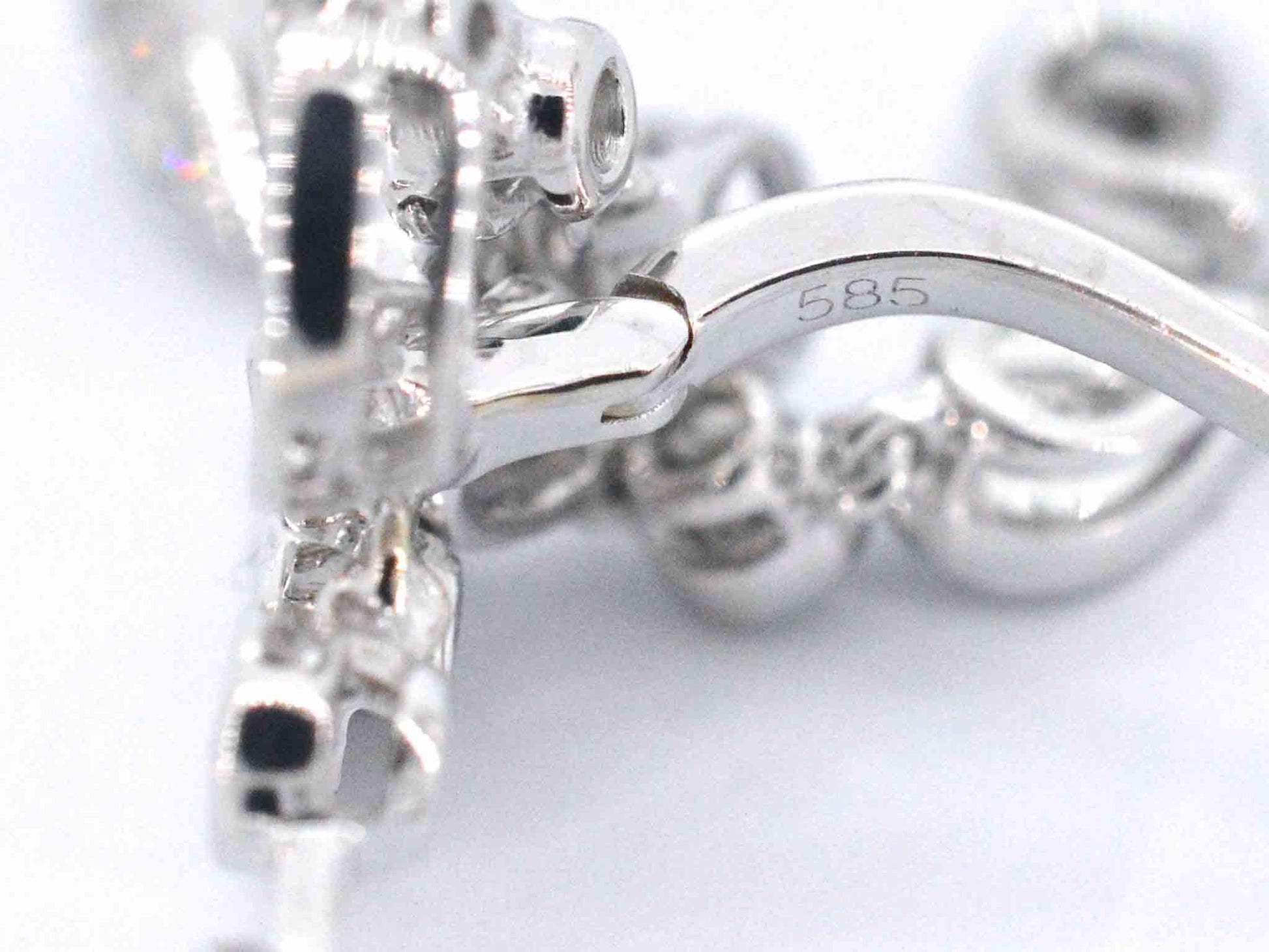 Witgouden oorbellen in bijzonder design met diamanten 2283-5