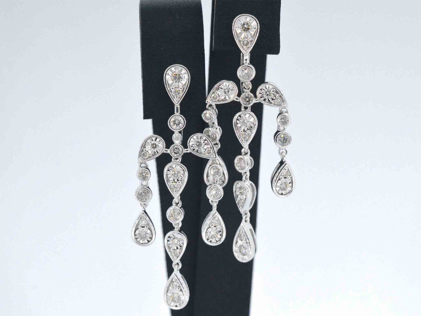 Witgouden oorbellen in bijzonder design met diamanten 2283-6