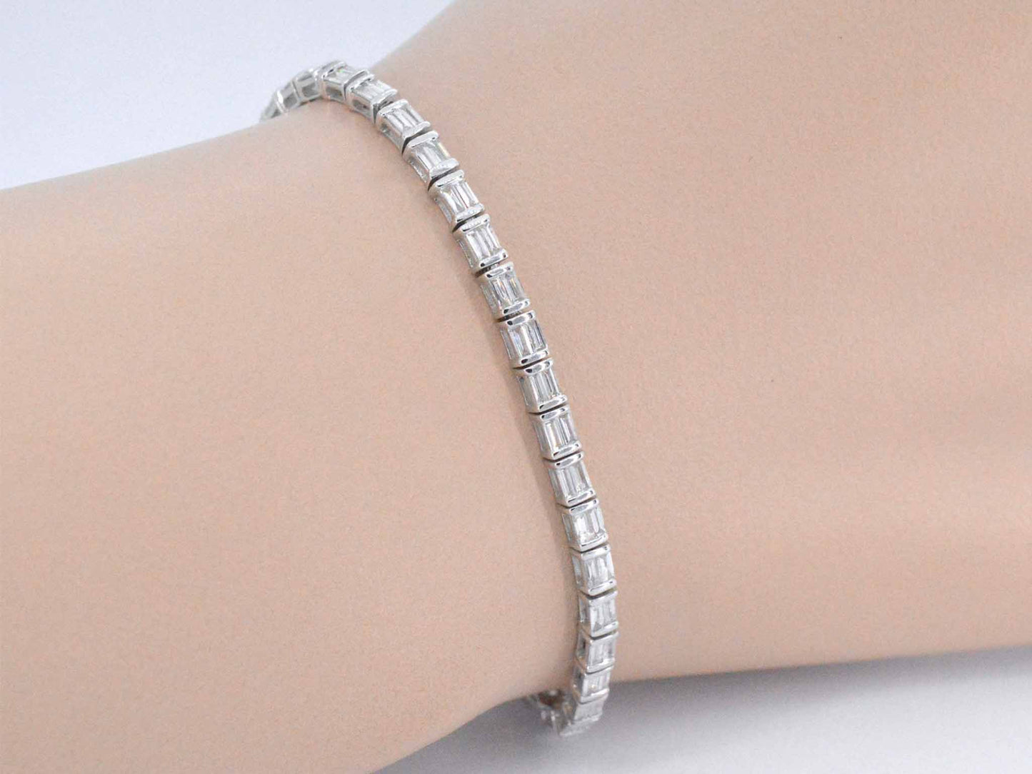 Witgouden tennisarmband met baguette geslepen diamanten 2.40 carat