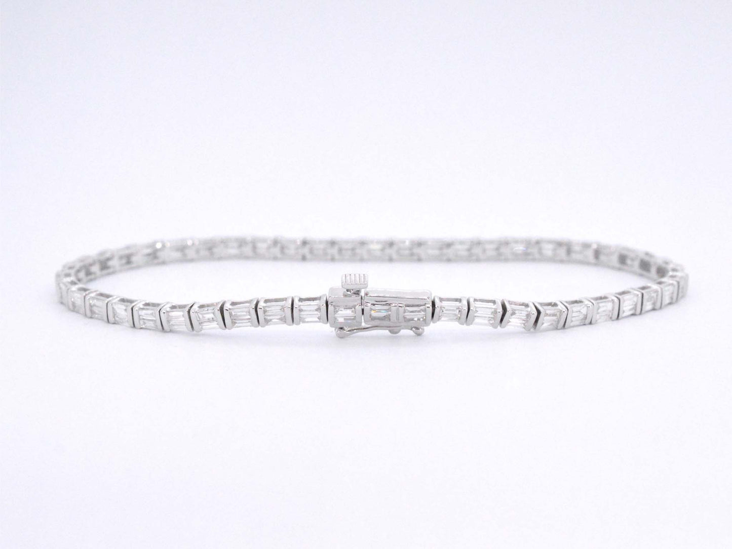Witgouden tennisarmband met baguette geslepen diamanten 2.40 carat