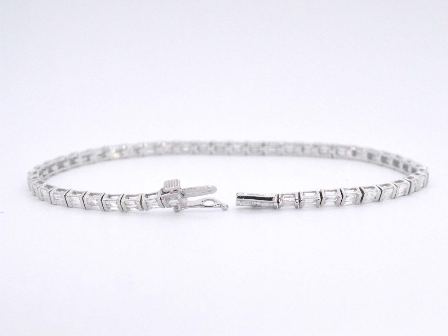 Witgouden tennisarmband met baguette geslepen diamanten 2.40 carat