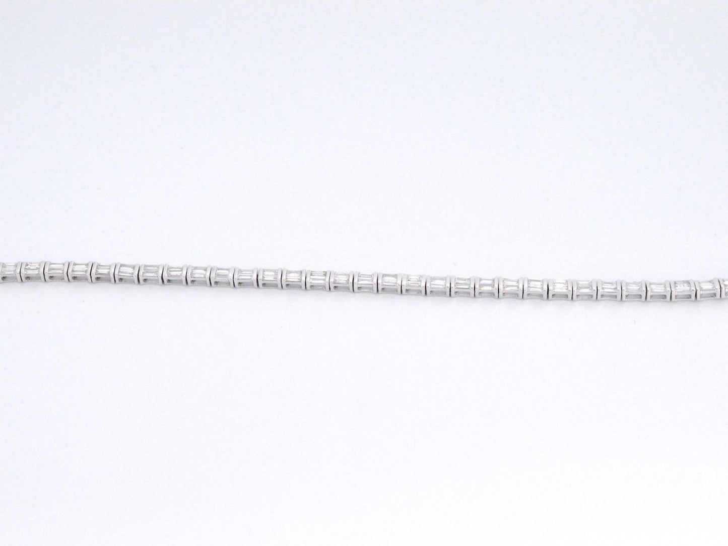 Witgouden tennisarmband met baguette geslepen diamanten 2.40 carat