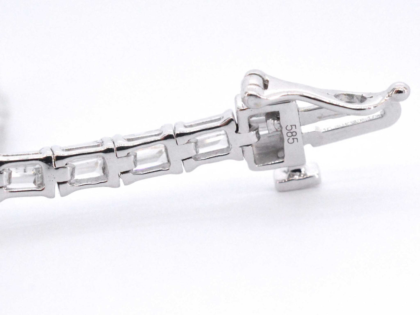 Witgouden tennisarmband met baguette geslepen diamanten 2.40 carat