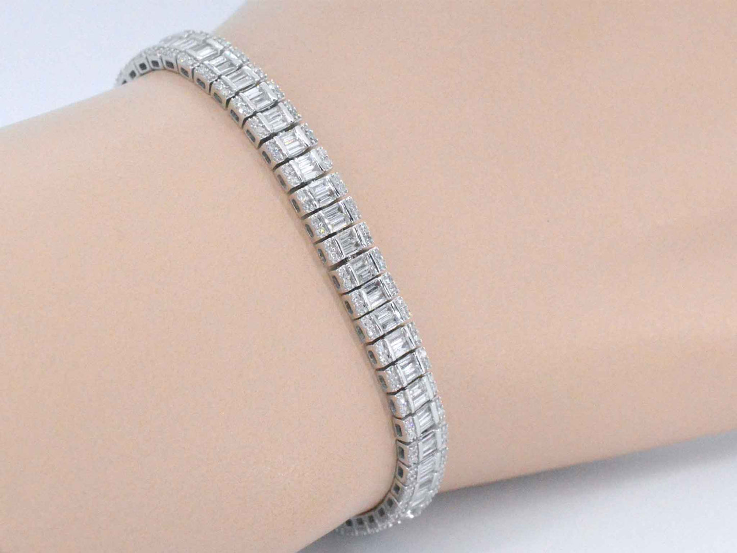 Witgouden armband met volledig gezet met diamanten 4.50 carat