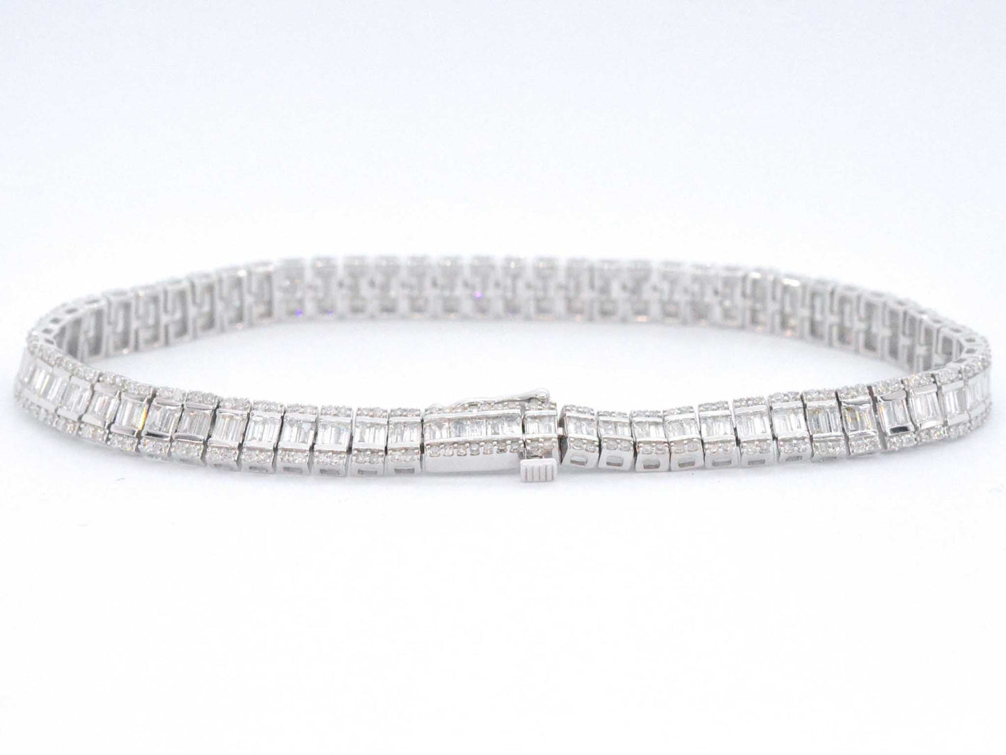Witgouden armband met volledig gezet met diamanten 4.50 carat
