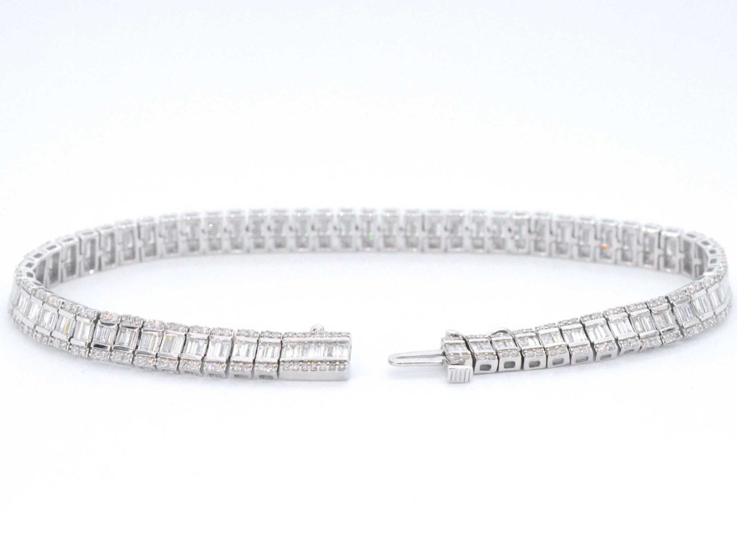 Witgouden armband met volledig gezet met diamanten 4.50 carat