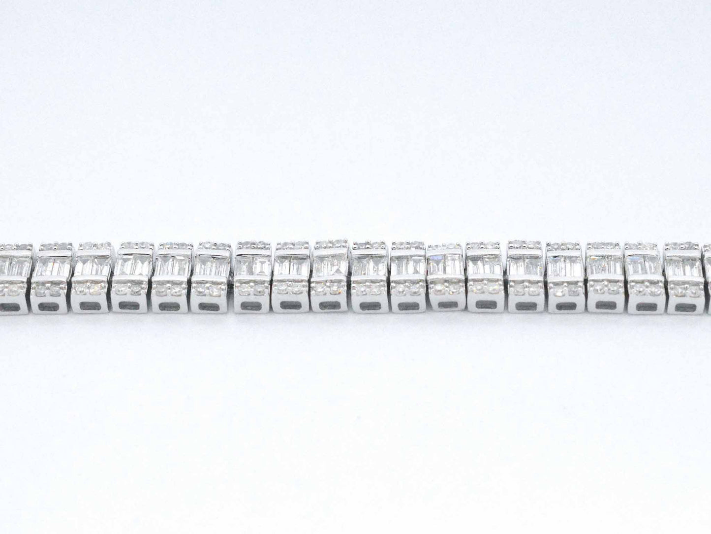 Witgouden armband met volledig gezet met diamanten 4.50 carat