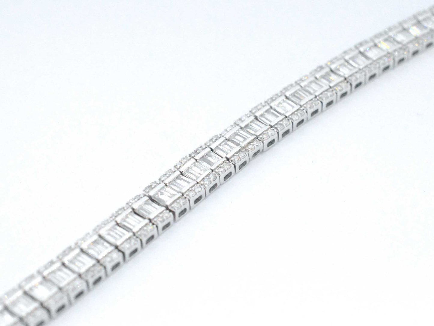 Witgouden armband met volledig gezet met diamanten 4.50 carat