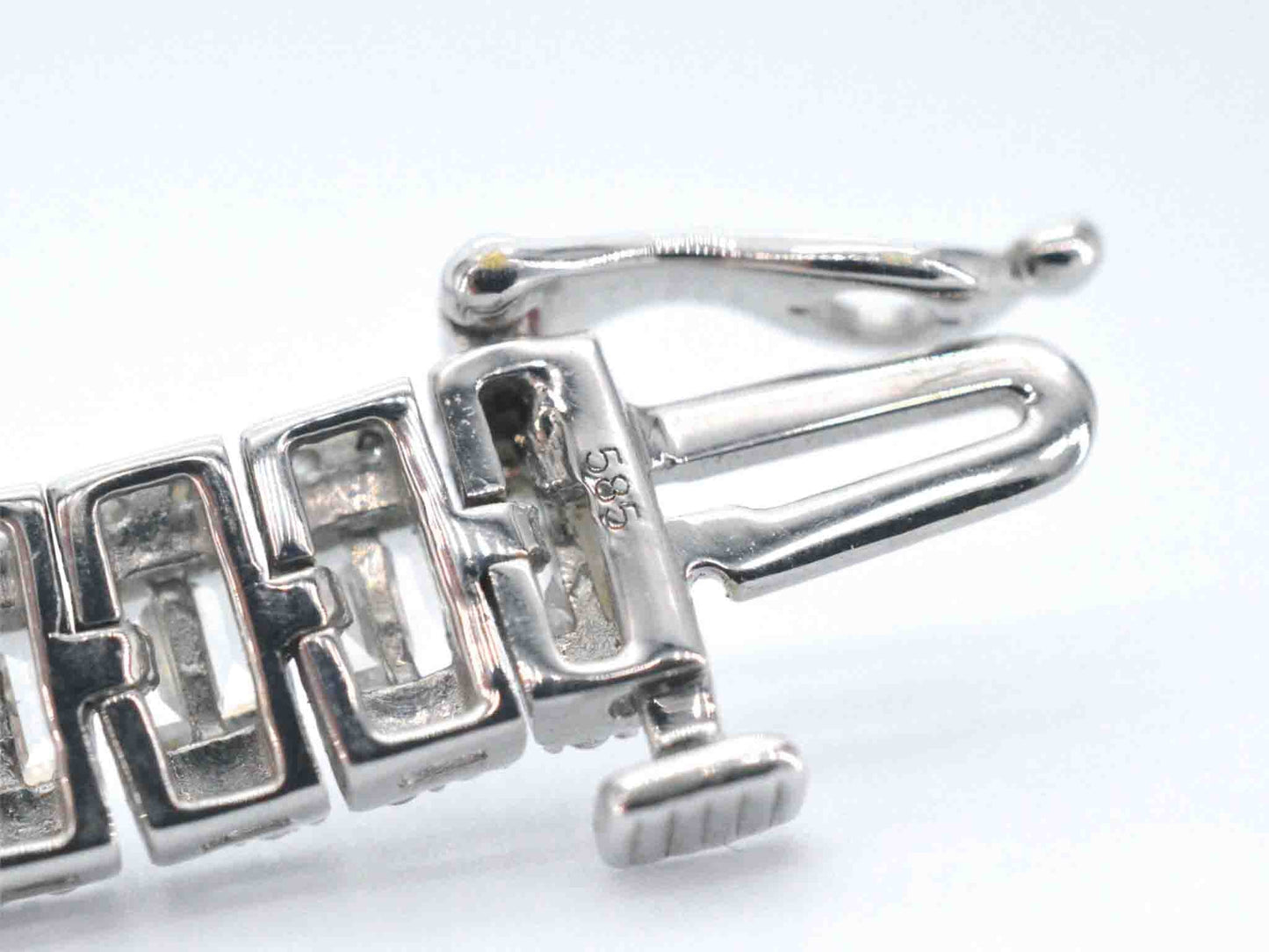 Witgouden armband met volledig gezet met diamanten 4.50 carat