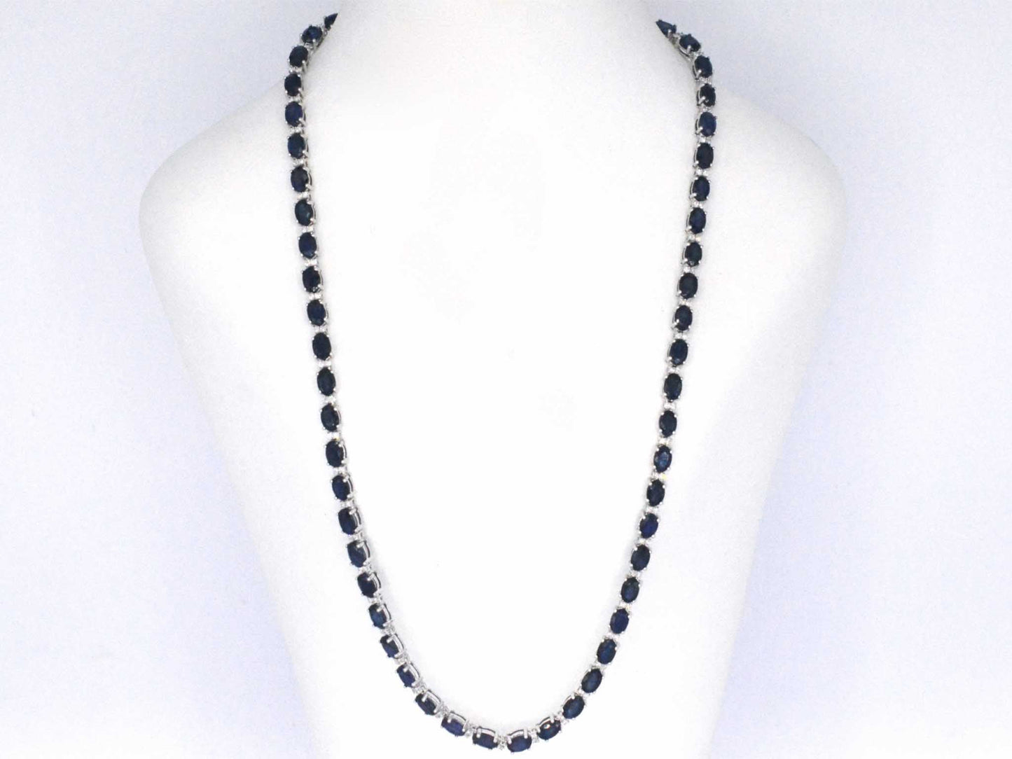Witgouden collier met diamanten en saffier