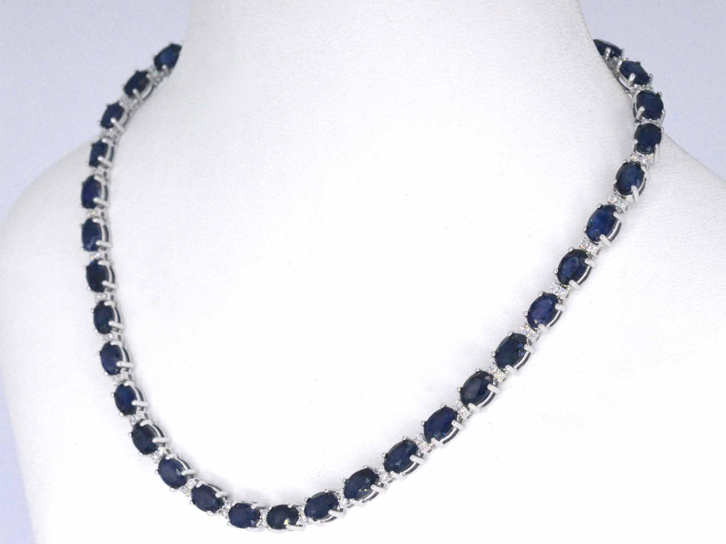 Witgouden collier met diamanten en saffier