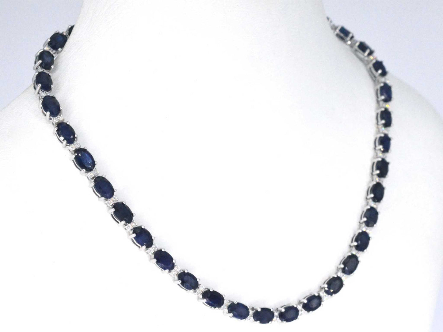 Witgouden collier met diamanten en saffier