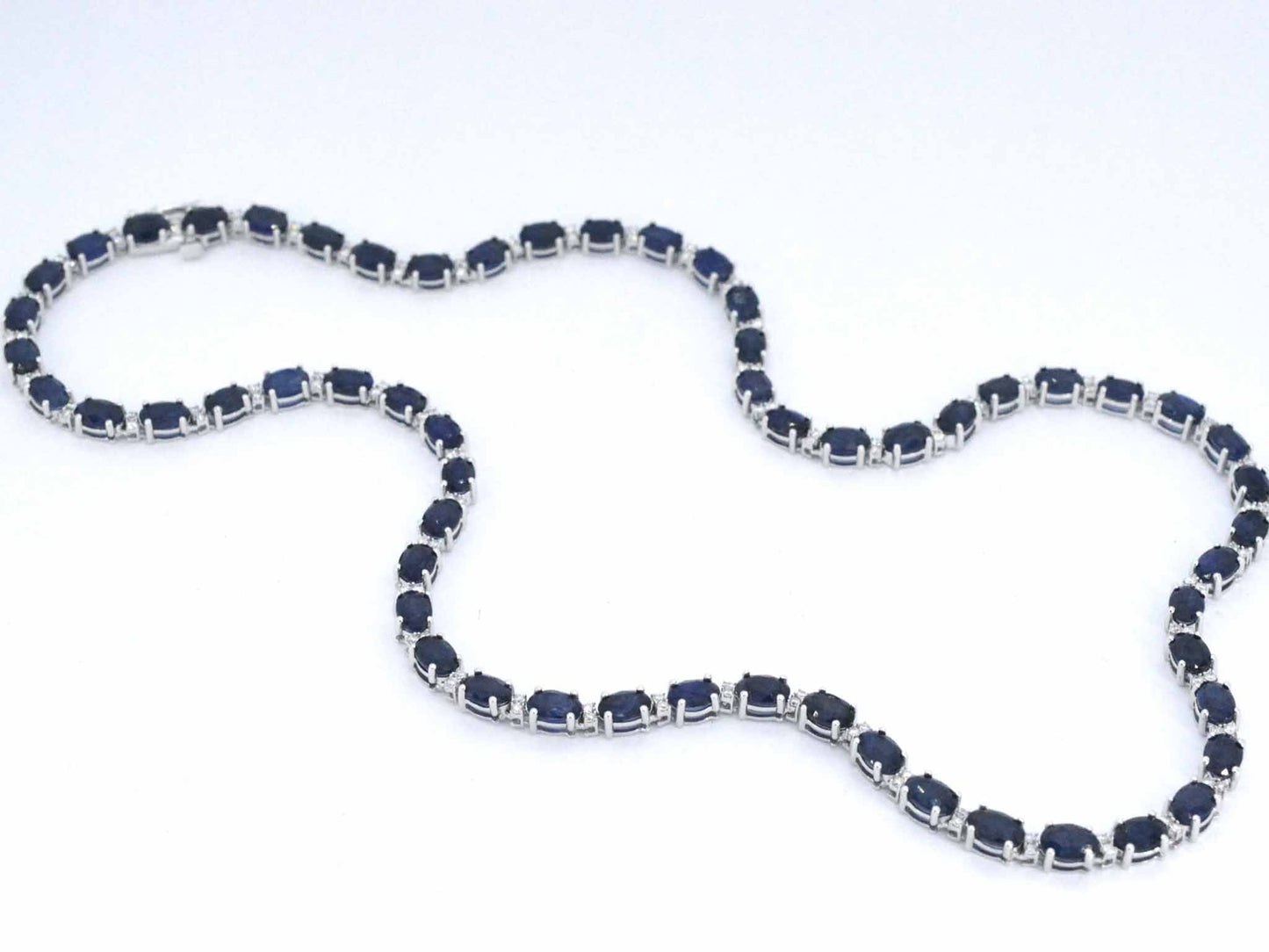 Witgouden collier met diamanten en saffier