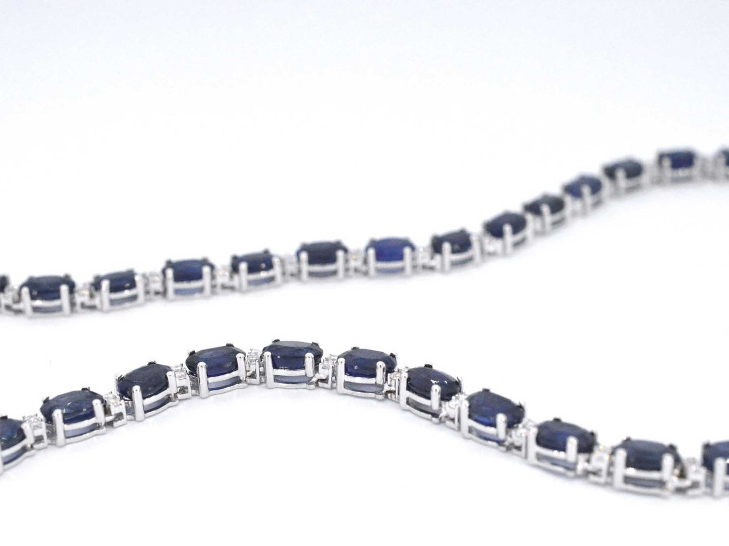 Witgouden collier met diamanten en saffier