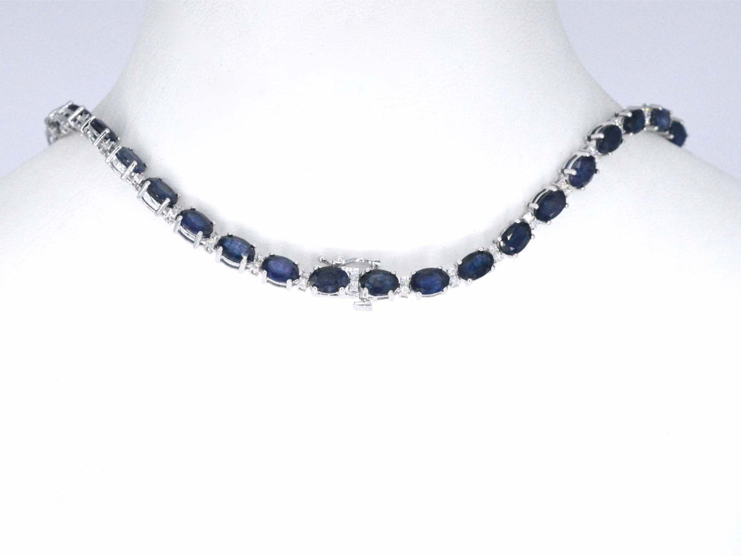 Witgouden collier met diamanten en saffier