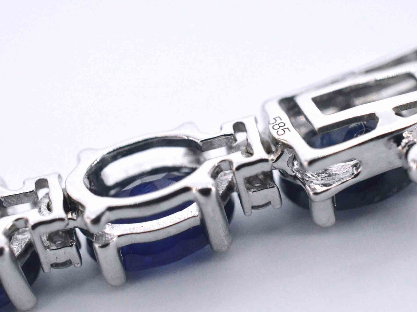 Witgouden collier met diamanten en saffier