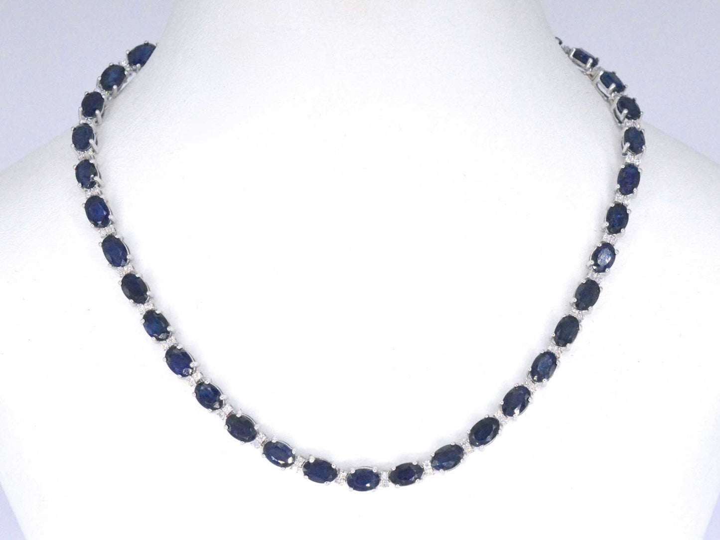 Witgouden collier met diamanten en saffier