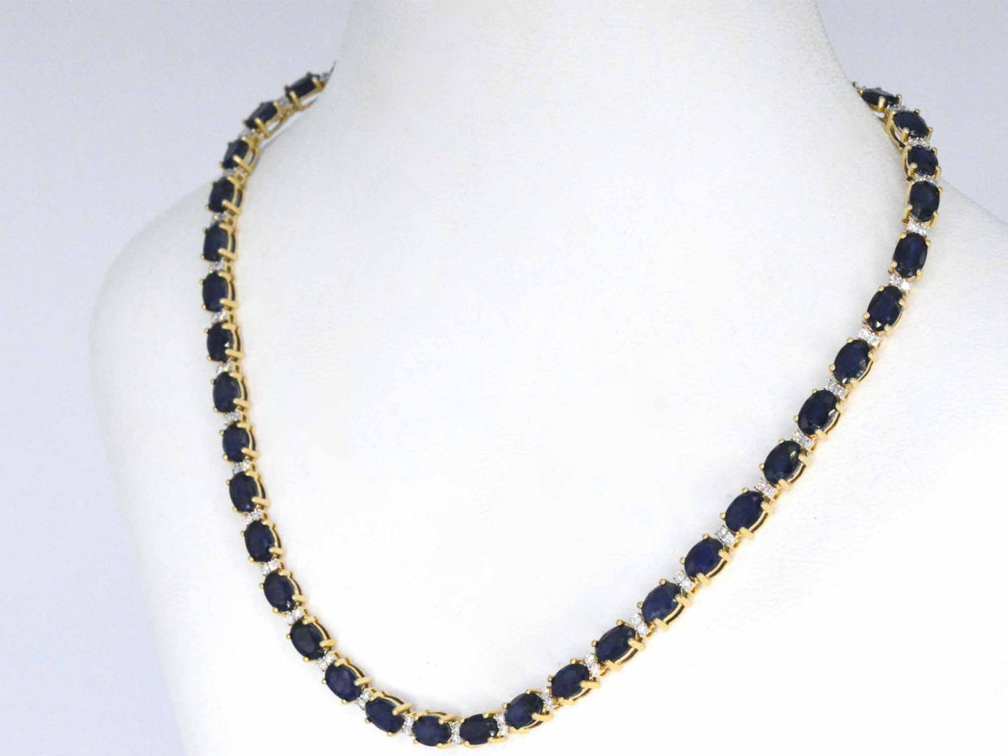 Geelgouden collier met diamanten en saffier