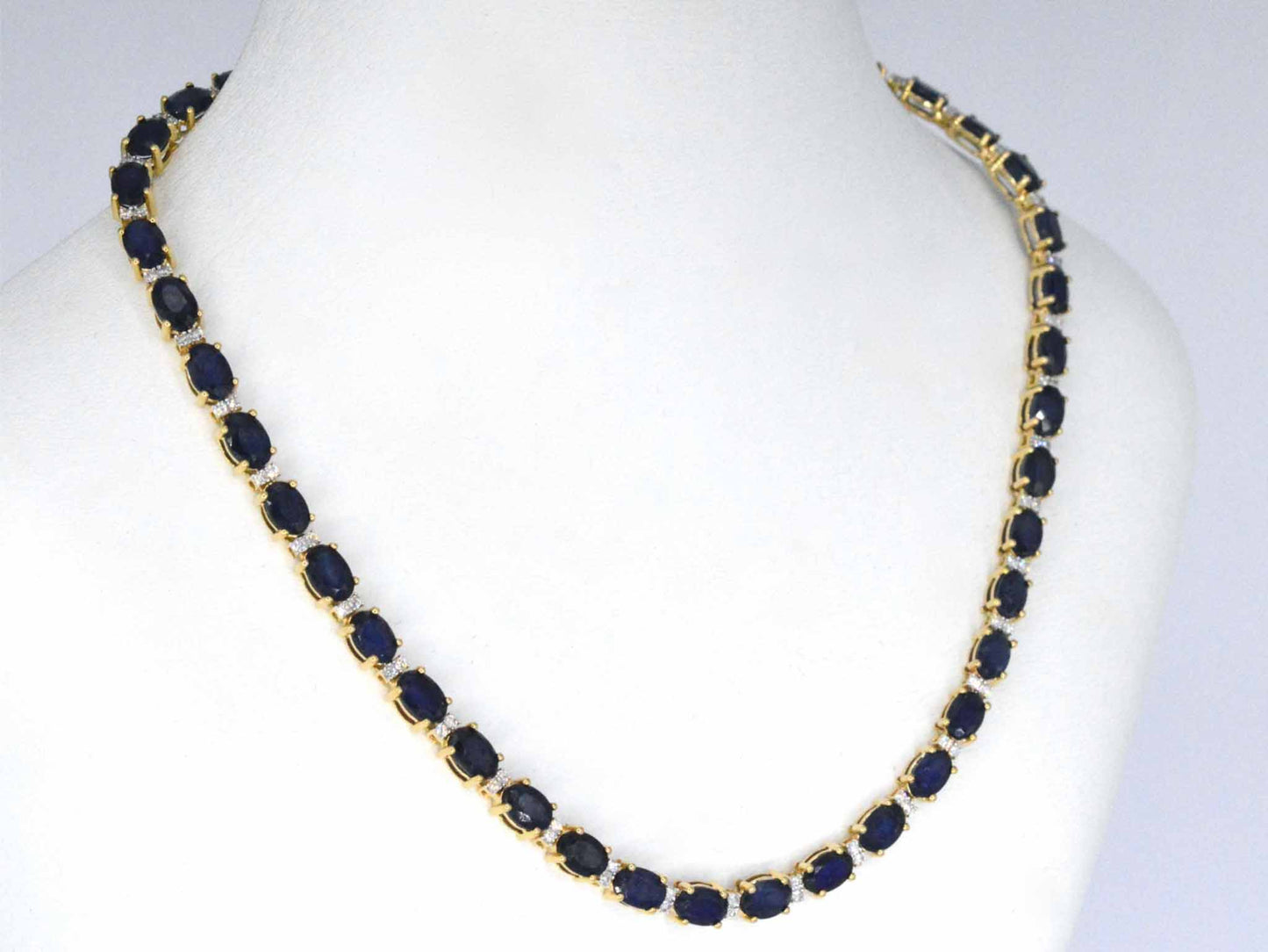 Geelgouden collier met diamanten en saffier
