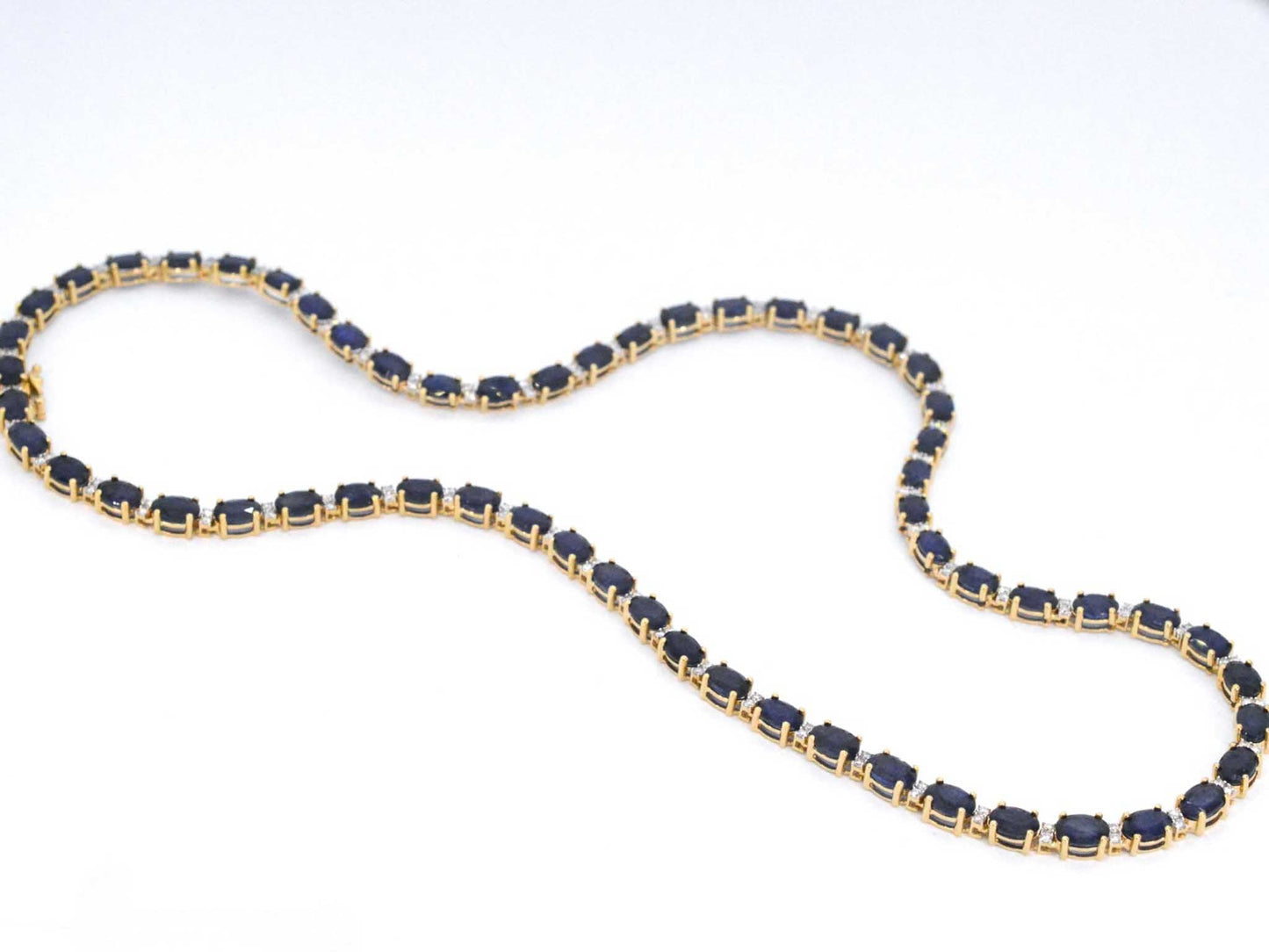 Geelgouden collier met diamanten en saffier