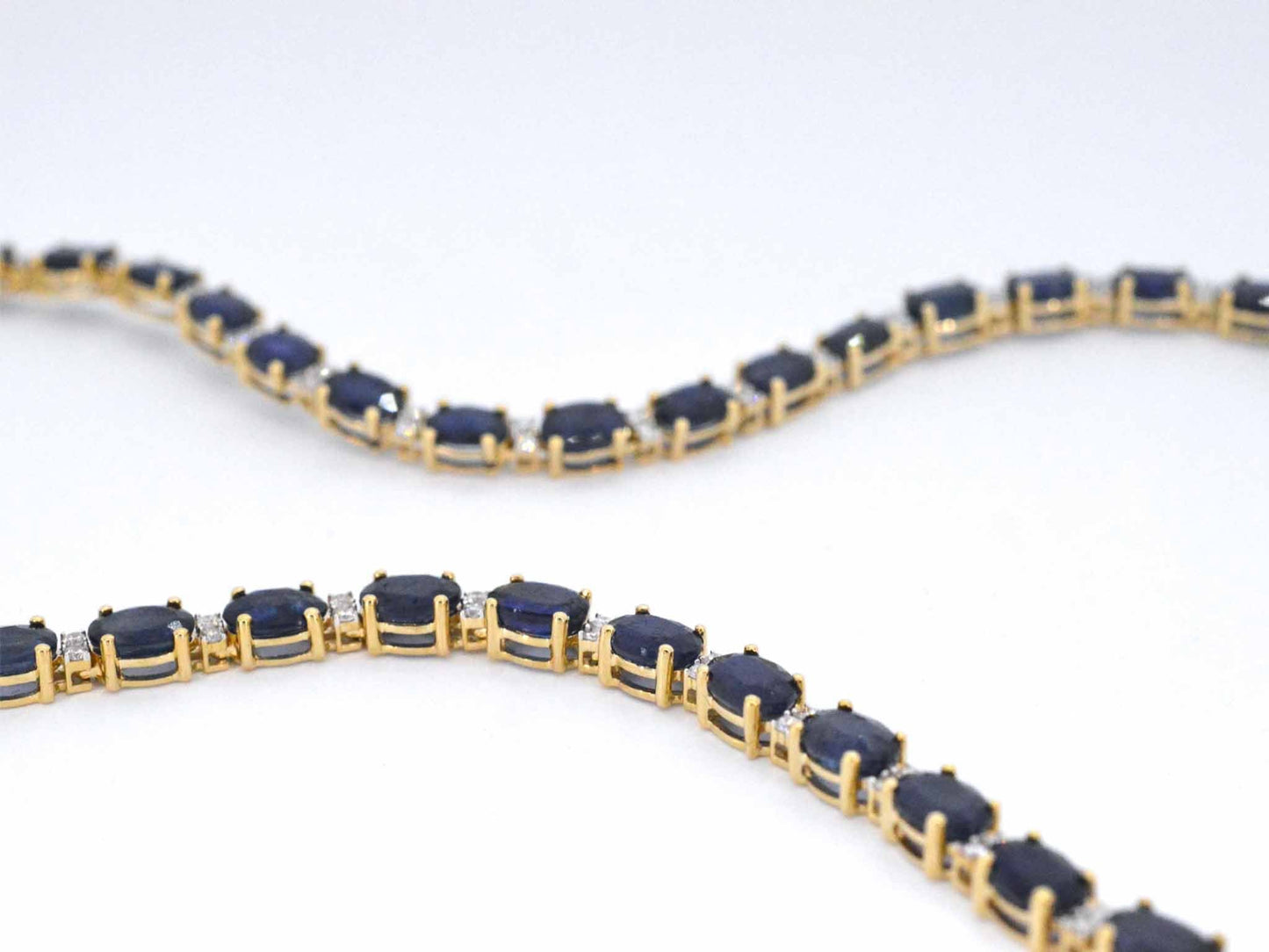 Geelgouden collier met diamanten en saffier