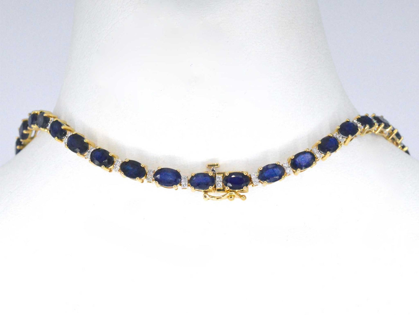 Geelgouden collier met diamanten en saffier