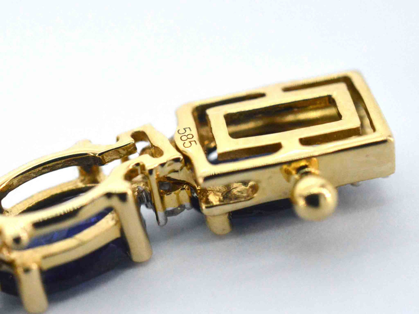 Geelgouden collier met diamanten en saffier