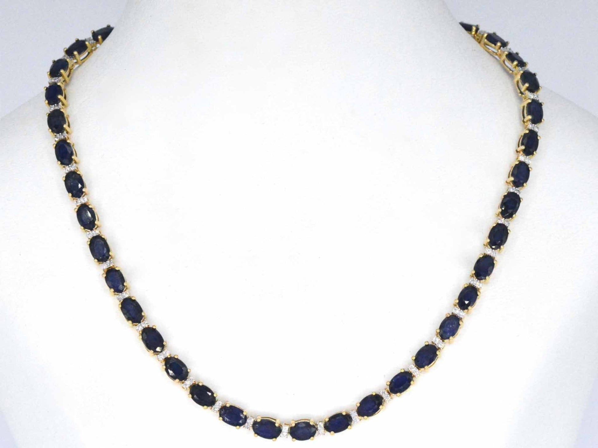 Geelgouden collier met diamanten en saffier