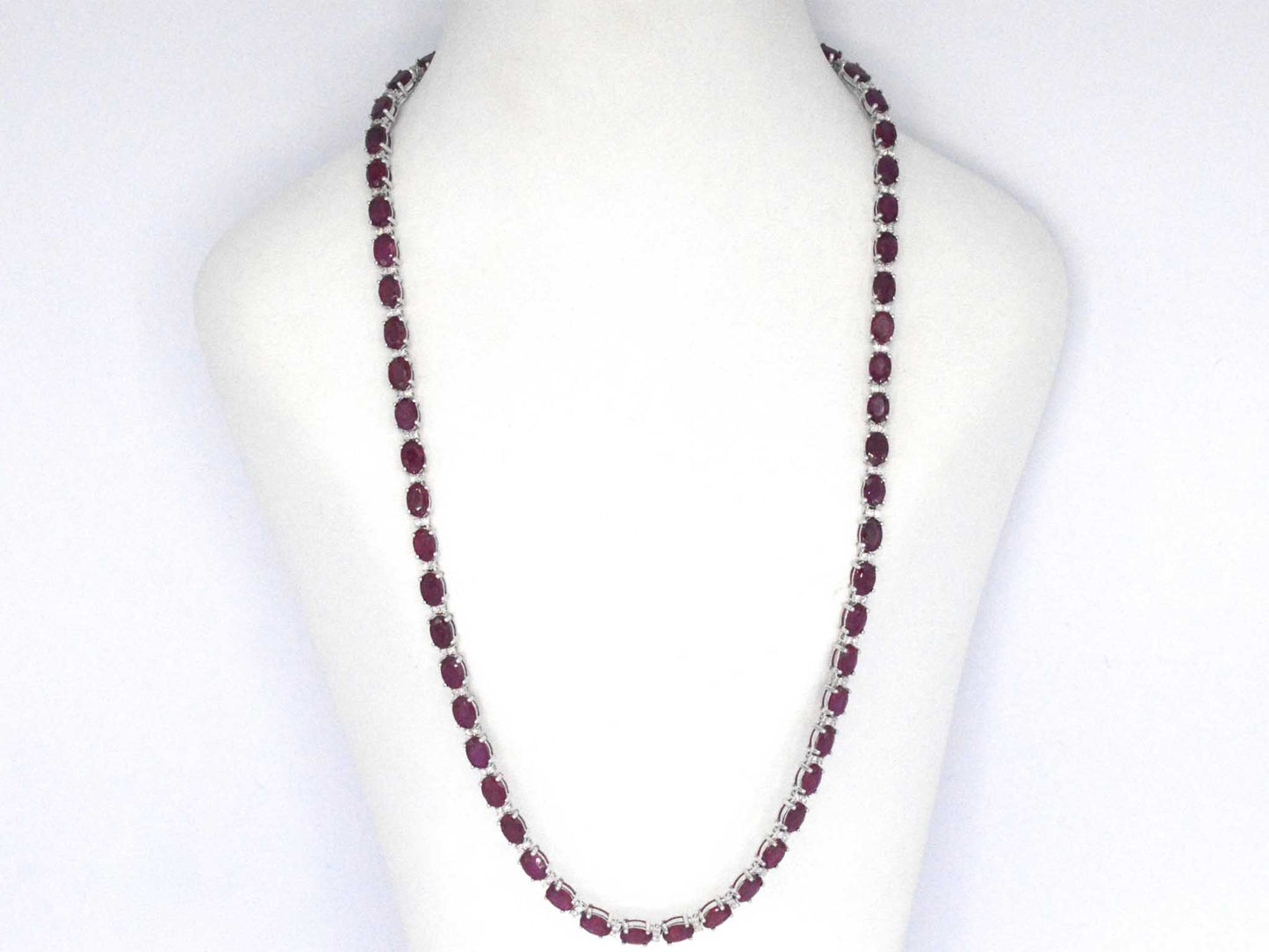 Witgouden collier met diamanten en robijn