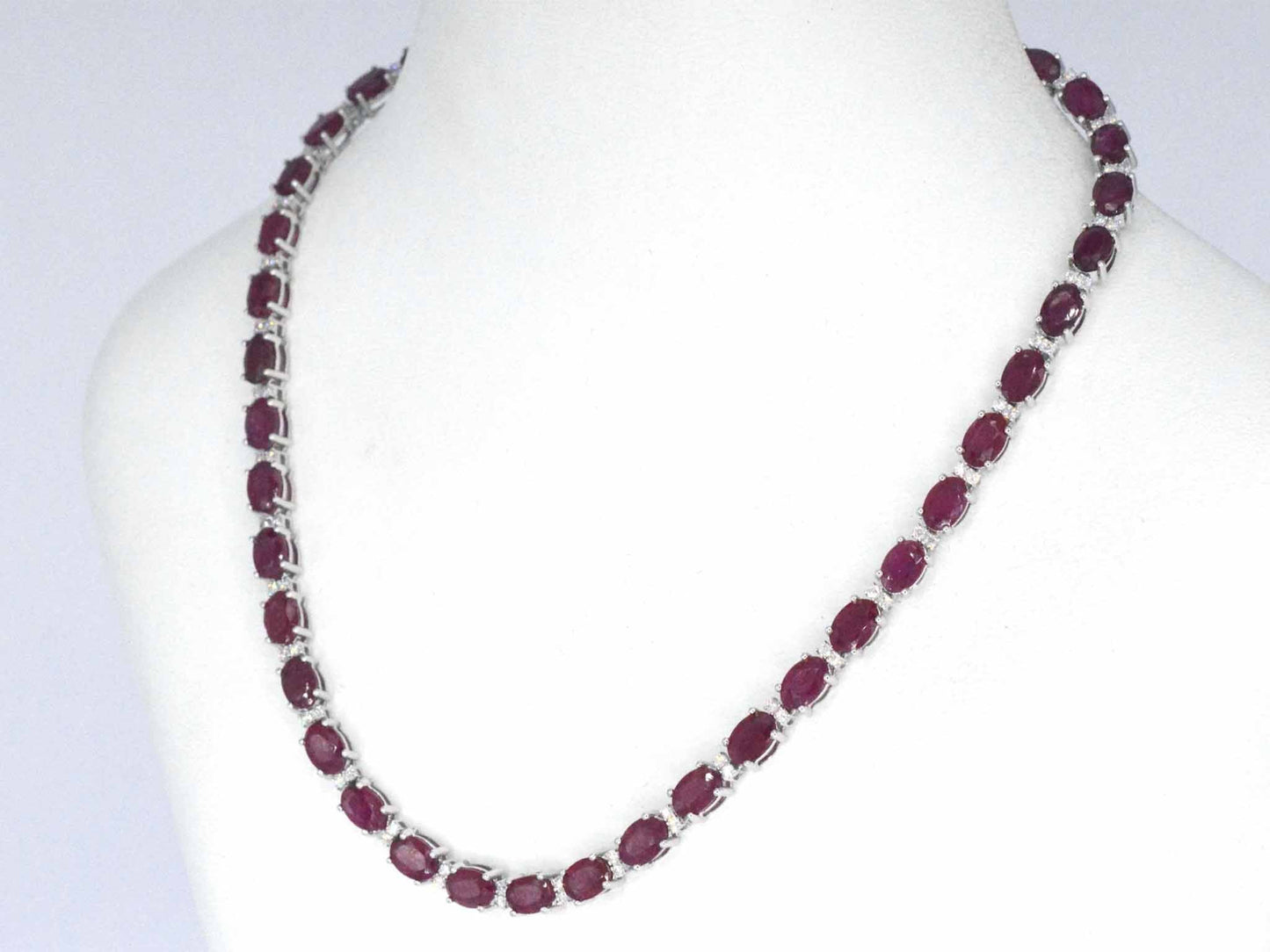 Witgouden collier met diamanten en robijn
