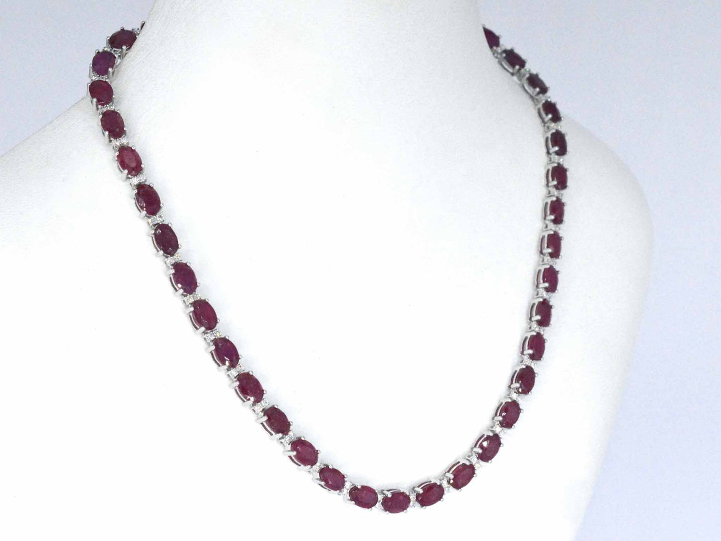 Witgouden collier met diamanten en robijn