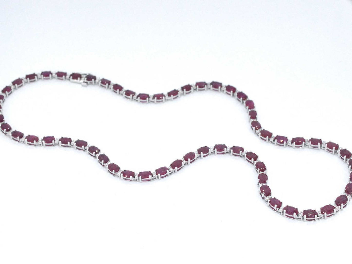 Witgouden collier met diamanten en robijn