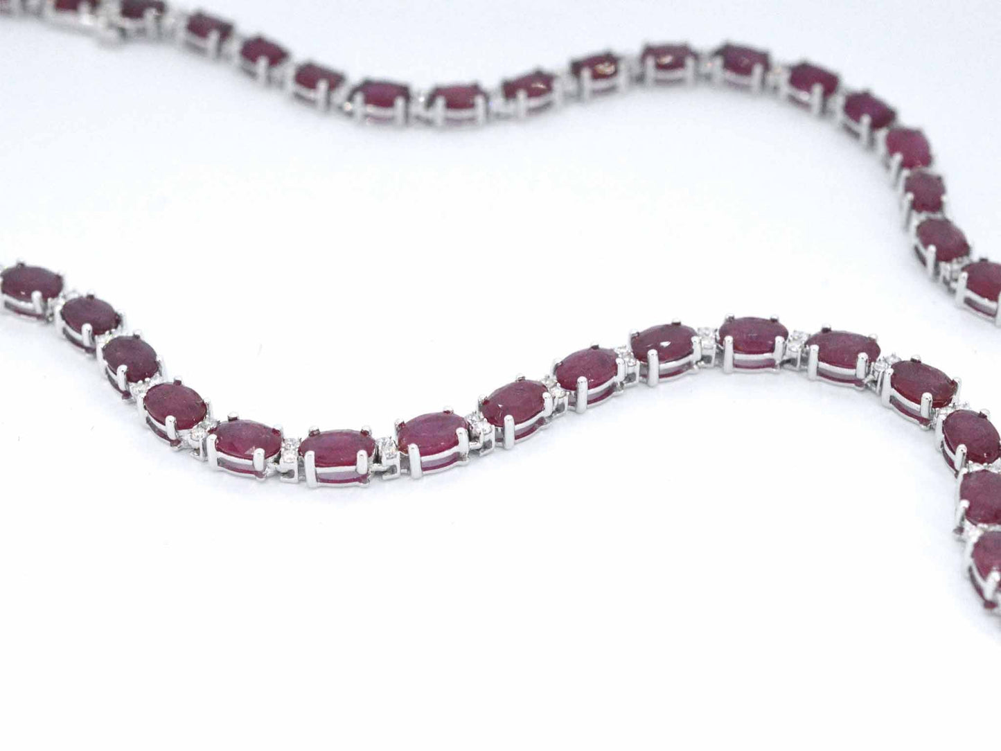 Witgouden collier met diamanten en robijn