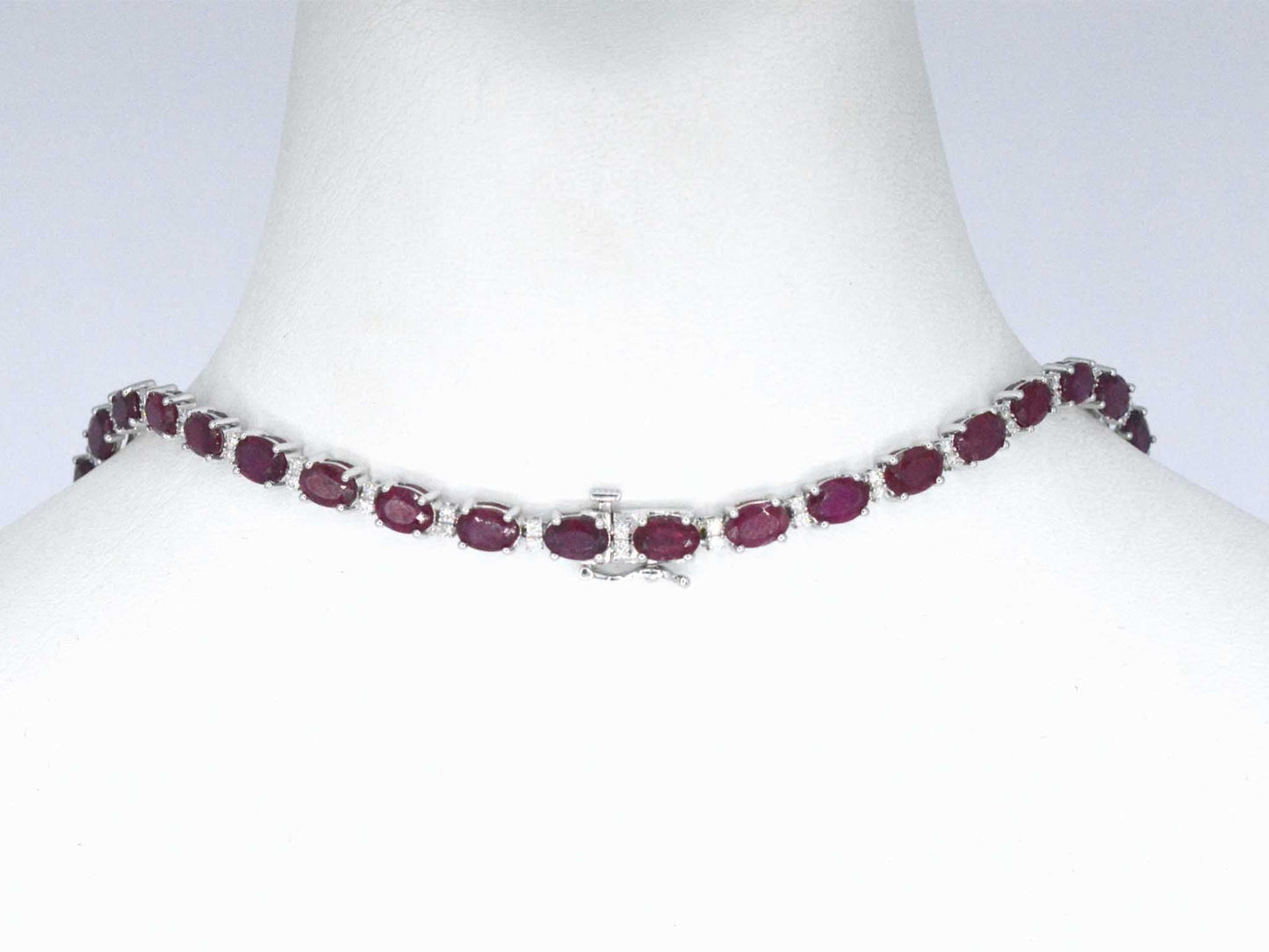 Witgouden collier met diamanten en robijn