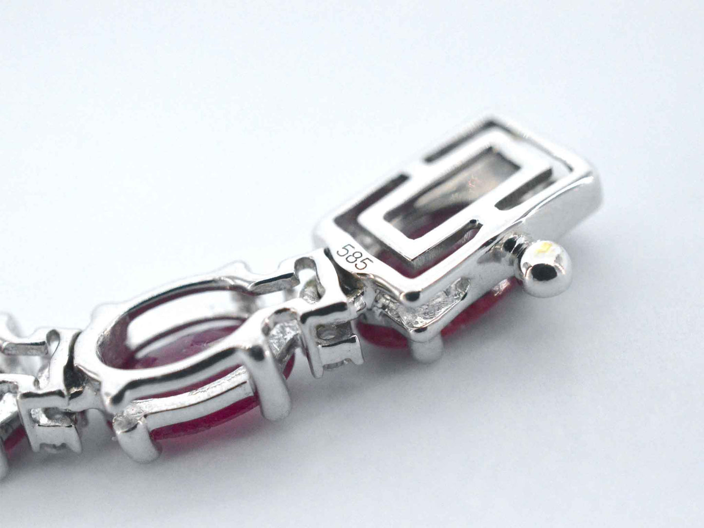 Witgouden collier met diamanten en robijn