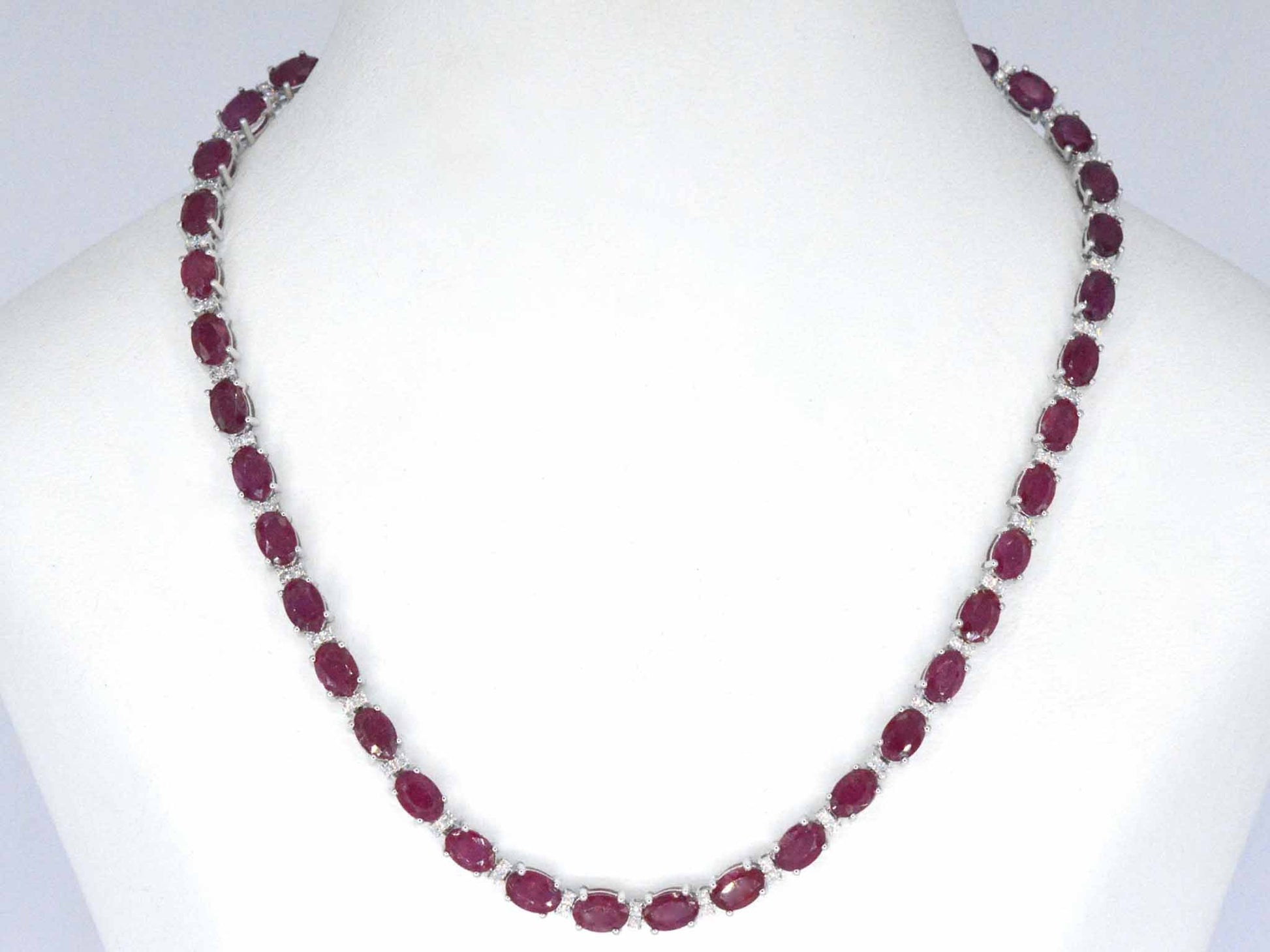 Witgouden collier met diamanten en robijn