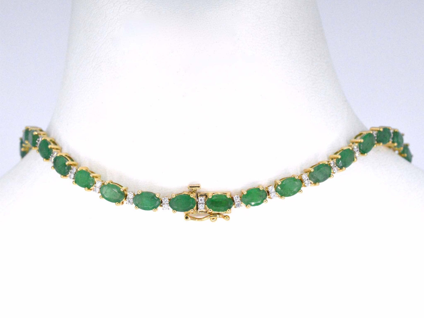 Geelgouden collier met diamanten en smaragd