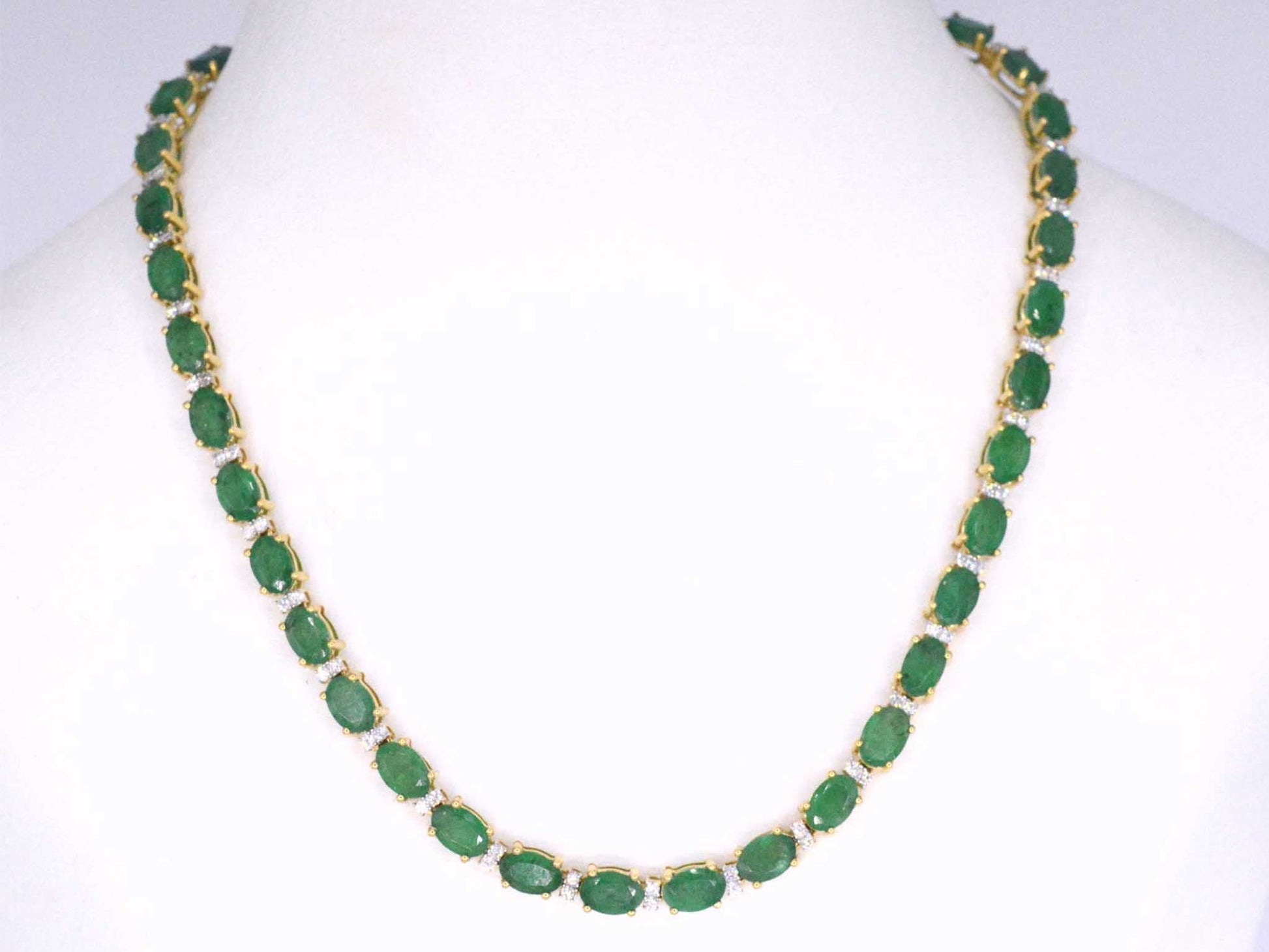 Geelgouden collier met diamanten en smaragd