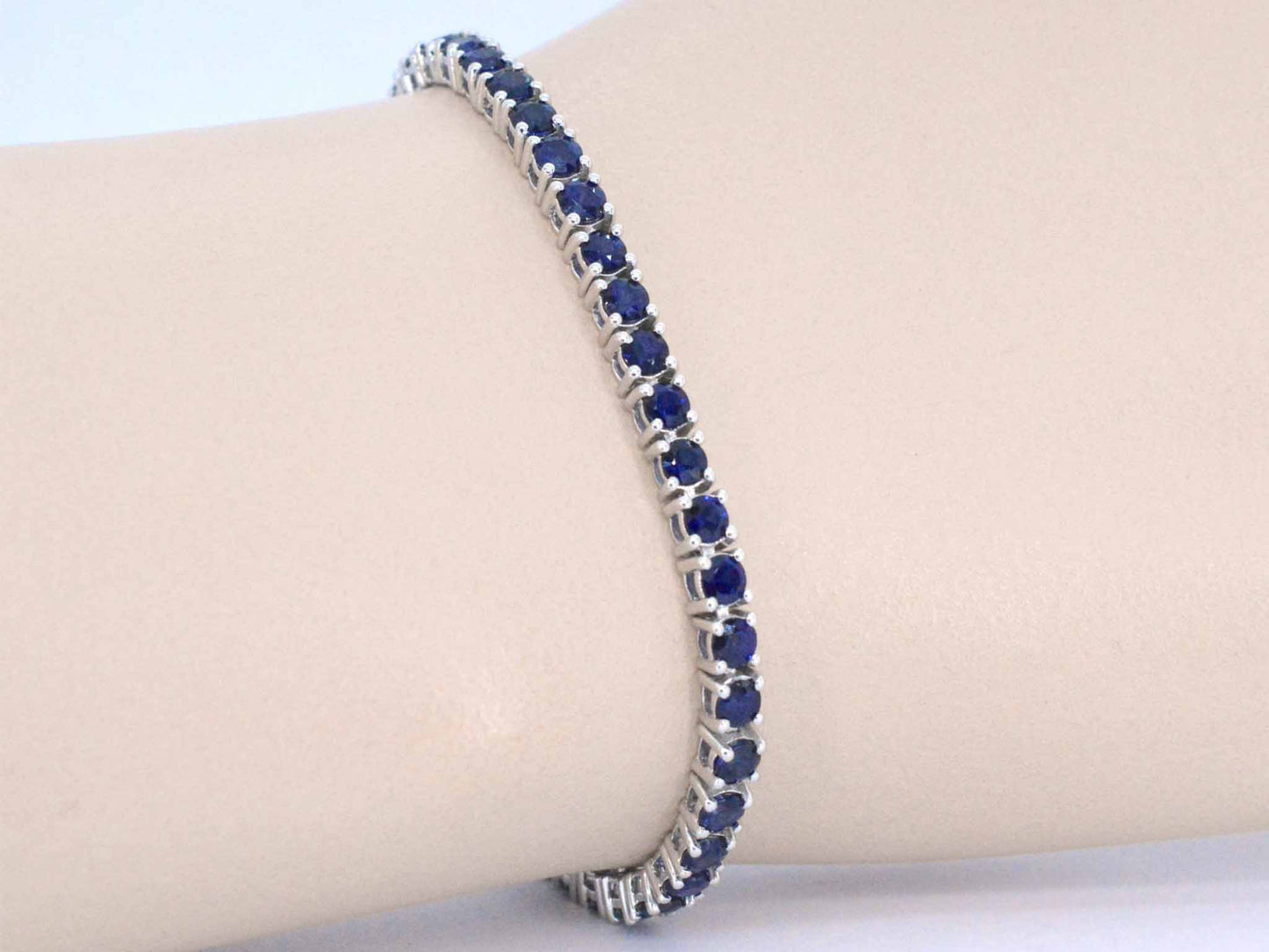 Witgouden tennisarmband met saffieren