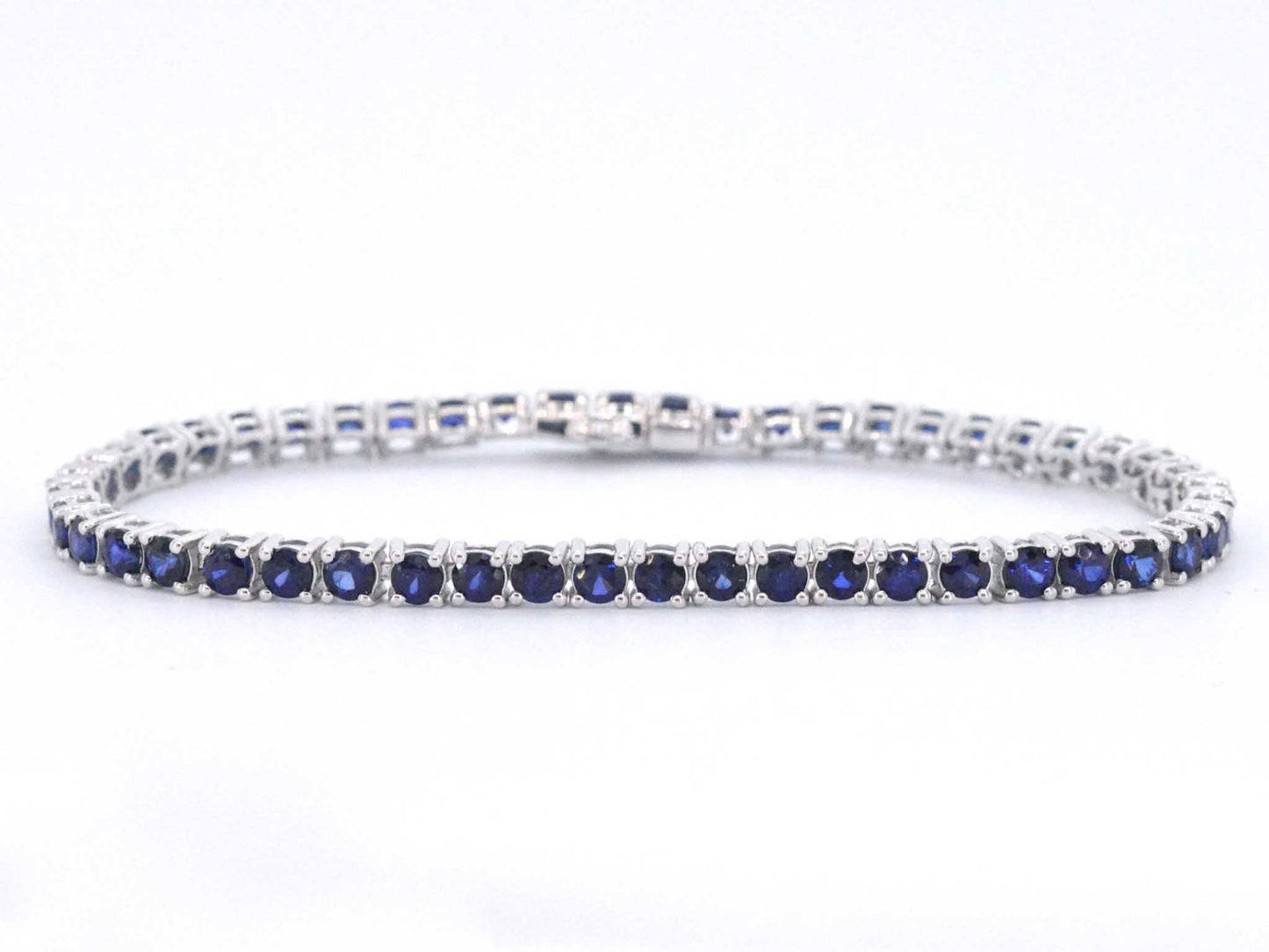 Witgouden tennisarmband met saffieren