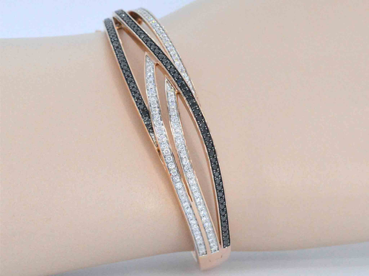 Rosegouden design armband met witte en zwarte briljanten diamanten