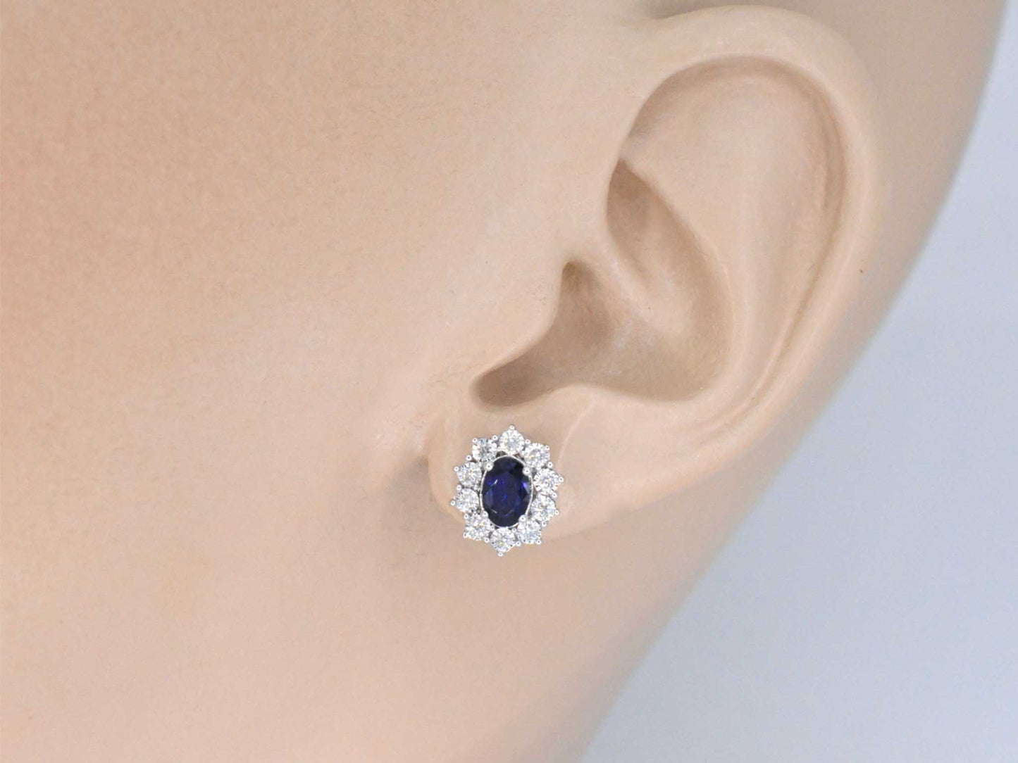 Witgouden oorbellen met diamanten en saffier