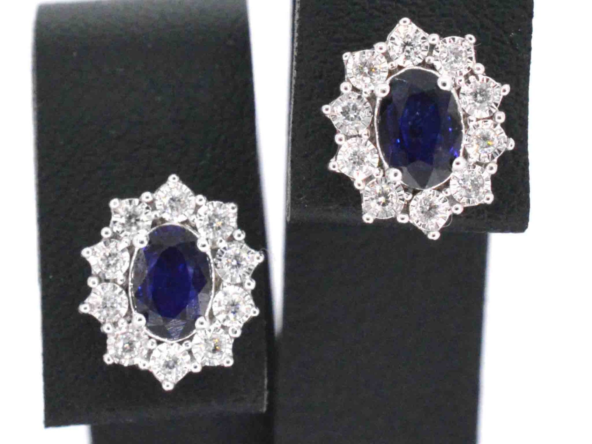 Witgouden oorbellen met diamanten en saffier 2297-7