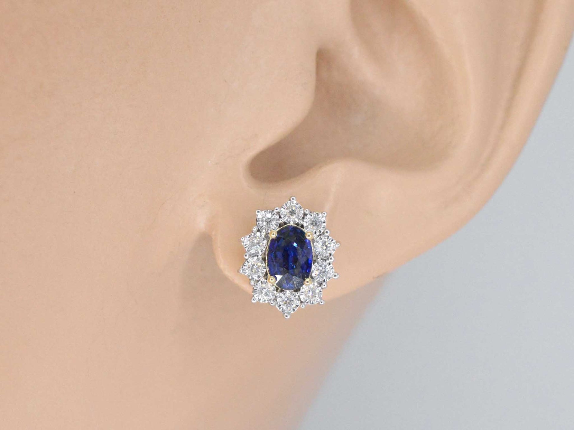 Gouden oorbellen met diamanten en saffier