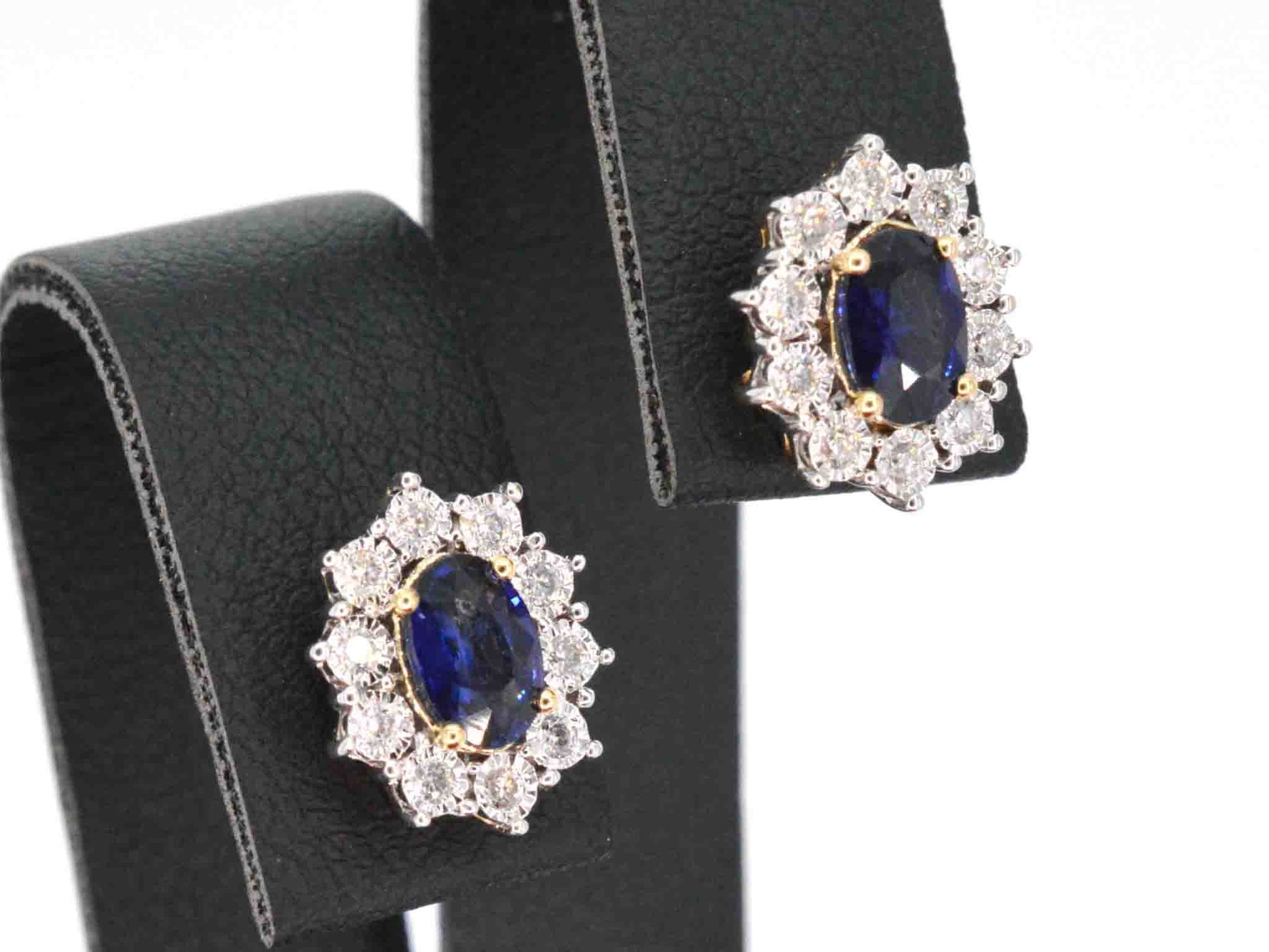 Gouden oorbellen met diamanten en saffier 2298-3