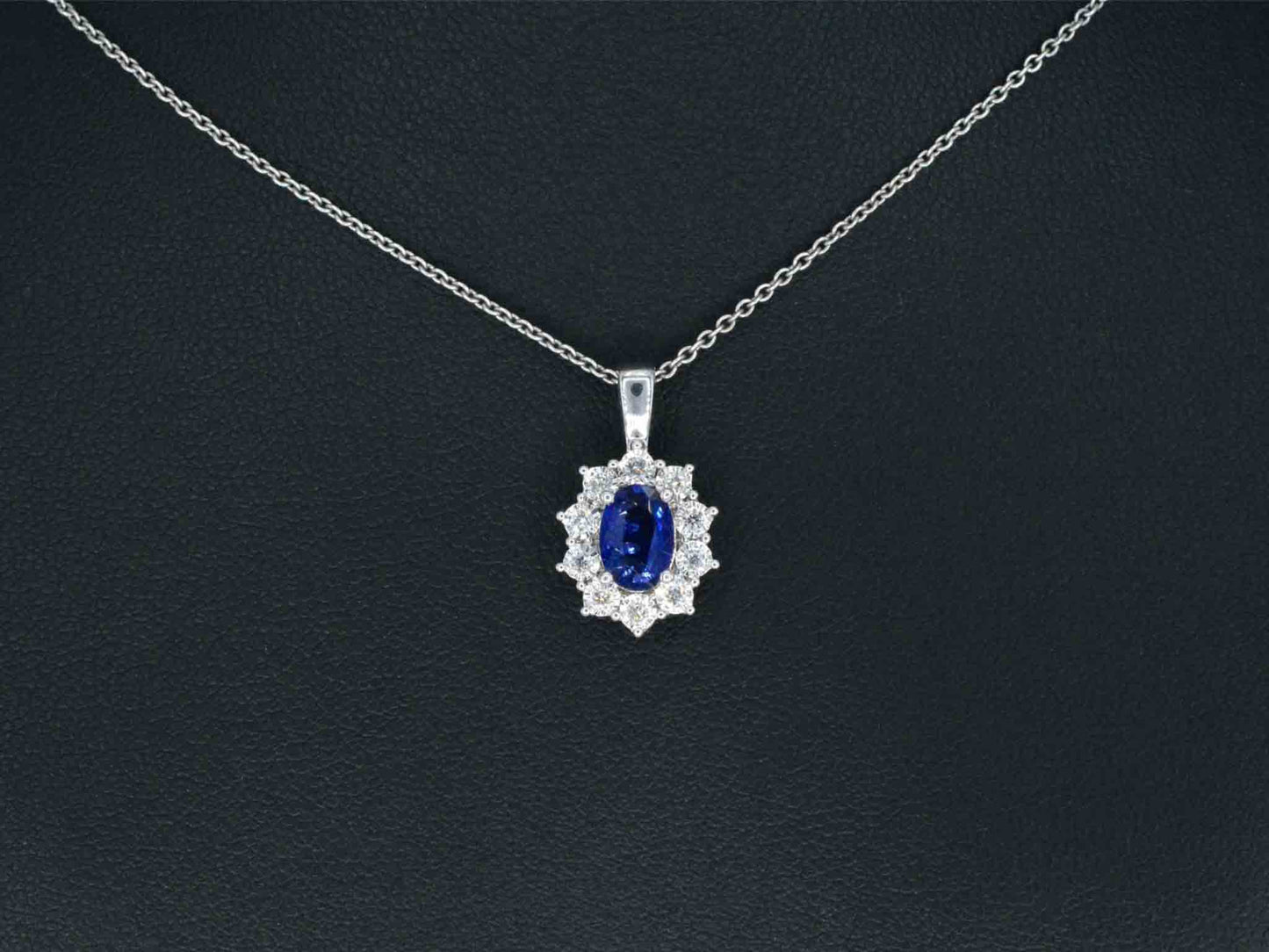 Witgouden entourage hanger met diamanten en saffier
