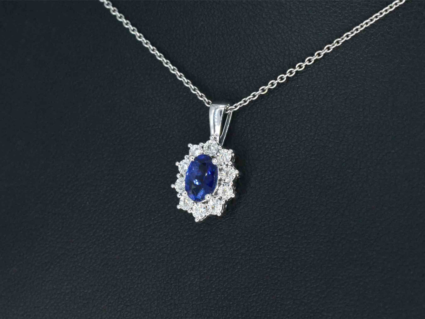 Witgouden entourage hanger met diamanten en saffier
